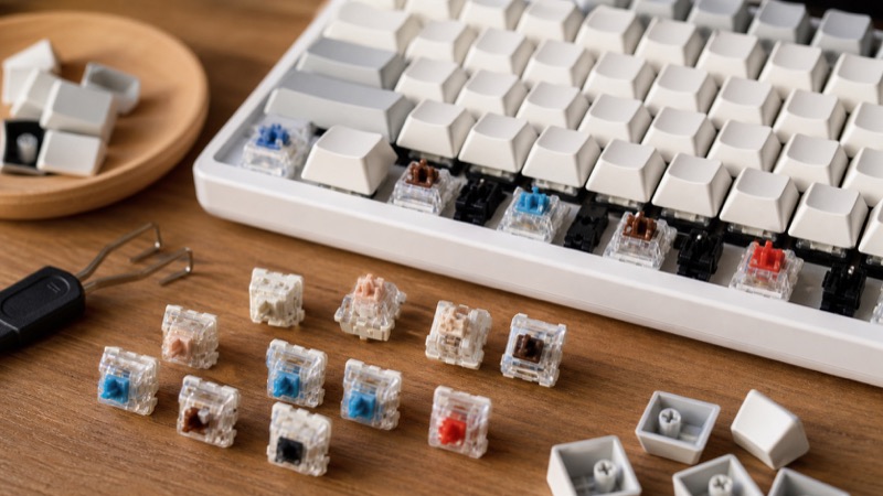 핫스왑 키보드 기판의 스위치 소켓 구멍을 확인하는 모습